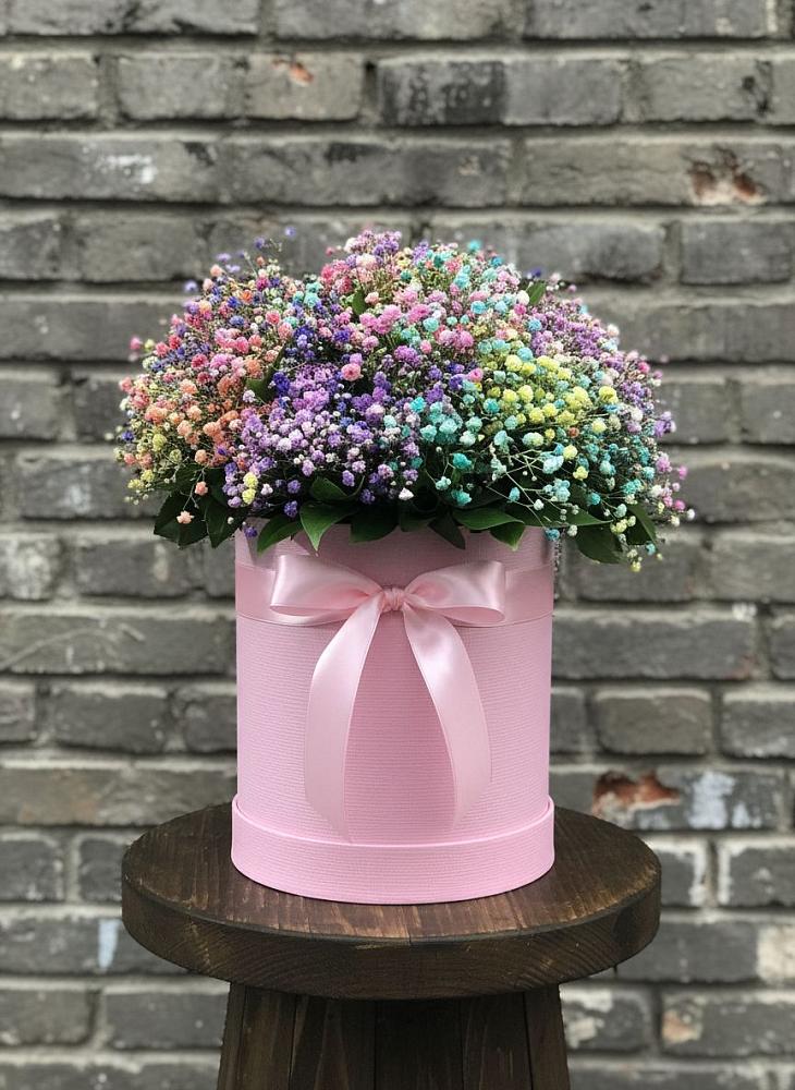 Цветочная композиция из Гипсофила и Розы в шляпной коробке в Гавердовский