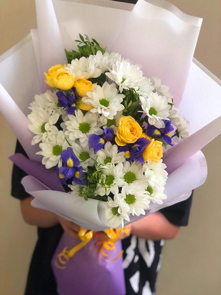 Букет цветов из: Ирисы, Хризантемы и Розы в Гавердовский