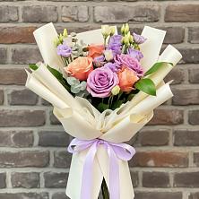 Букет цветов из:  Лизиантусы и Розы в Гавердовский